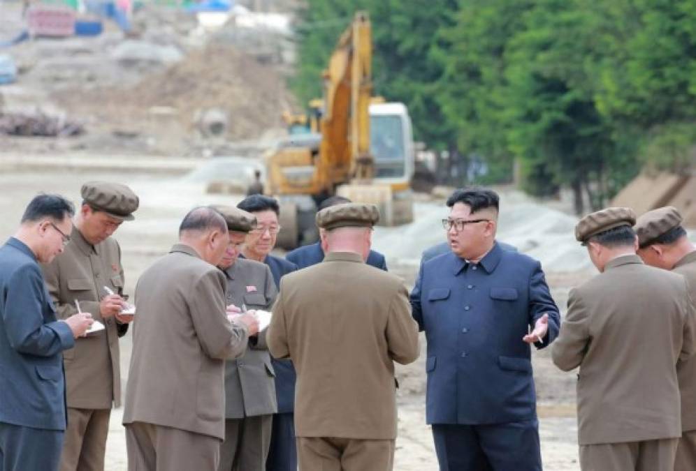 Los curiosos hombres que anotan cada palabra de Kim Jong-Un en libretas