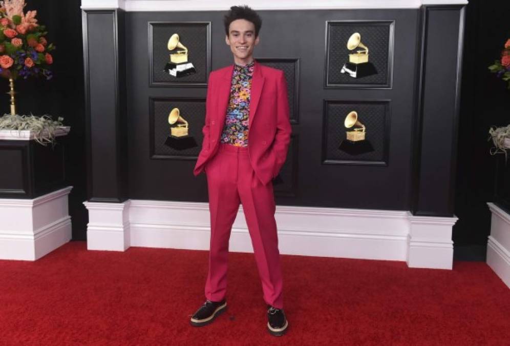 Flores, plumas y esqueletos: los peor vestidos de los Grammy 2021