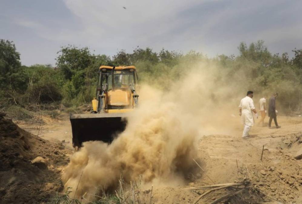 FOTOS: Cementerios saturados ante miles de muertos por coronavirus