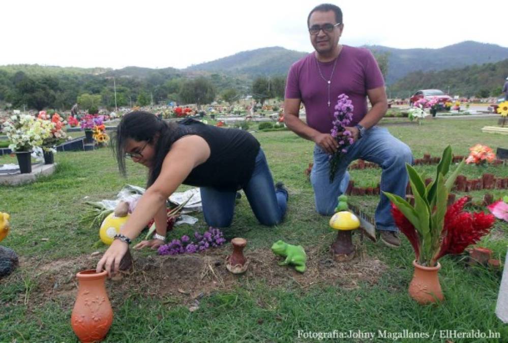 Cementerios: Visitas de amor para las madres que están en el cielo