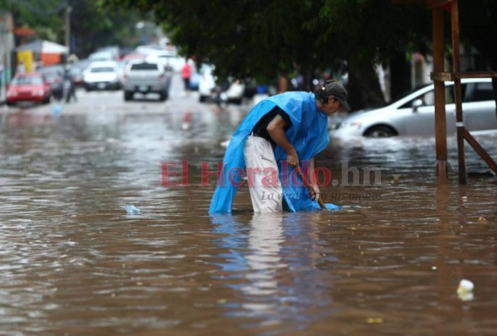 Carros anegados y personas atrapadas en la Kennedy tras fuerte tormenta en la capital