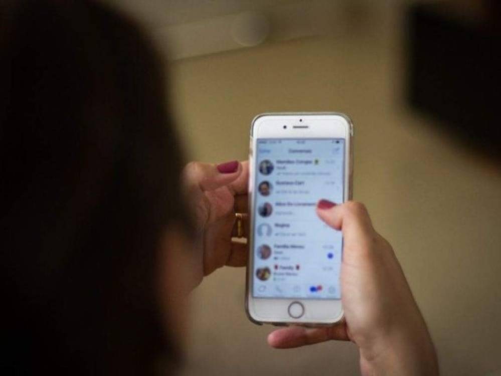 $!Muchas de las personas reciben mensajes de texto o llamadas de estafadores que los persuaden para sacarles información que, posteriormente, usan para sacarles dinero.