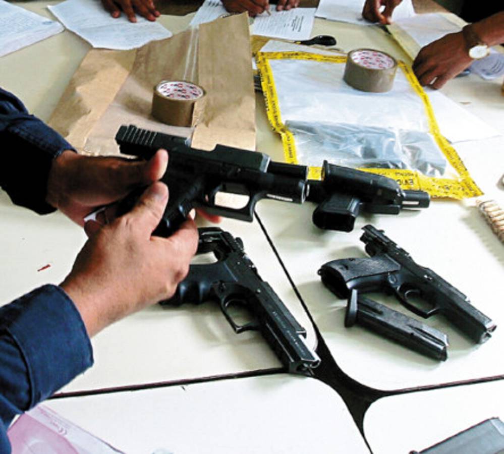 Con cinco armas cae oficial de Policía