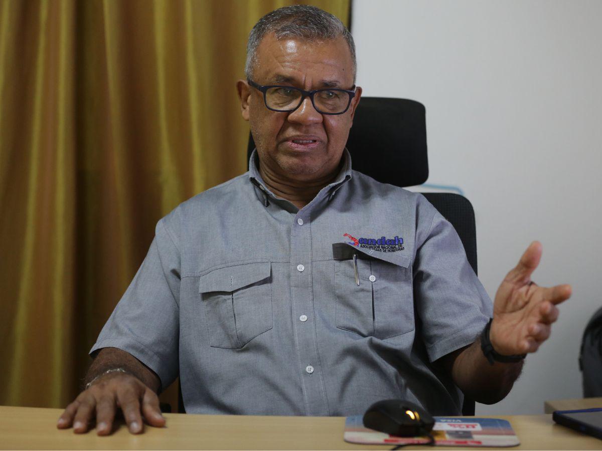 $!En peligro 20,000 empleos directos por cierre de fincas de camarón en el sur