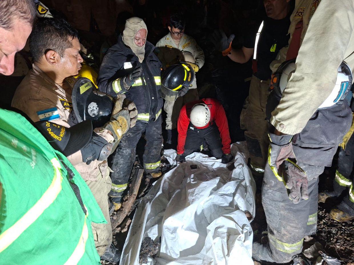 Hallan cadáver de una menor entre los escombros; ascienden a 8 las muertes por accidente 