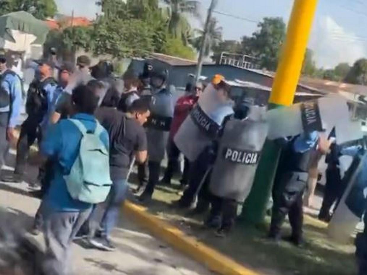 Tensión en El Progreso: Policía utiliza gas lacrimógeno para despejar vías bloqueadas por tasa vial