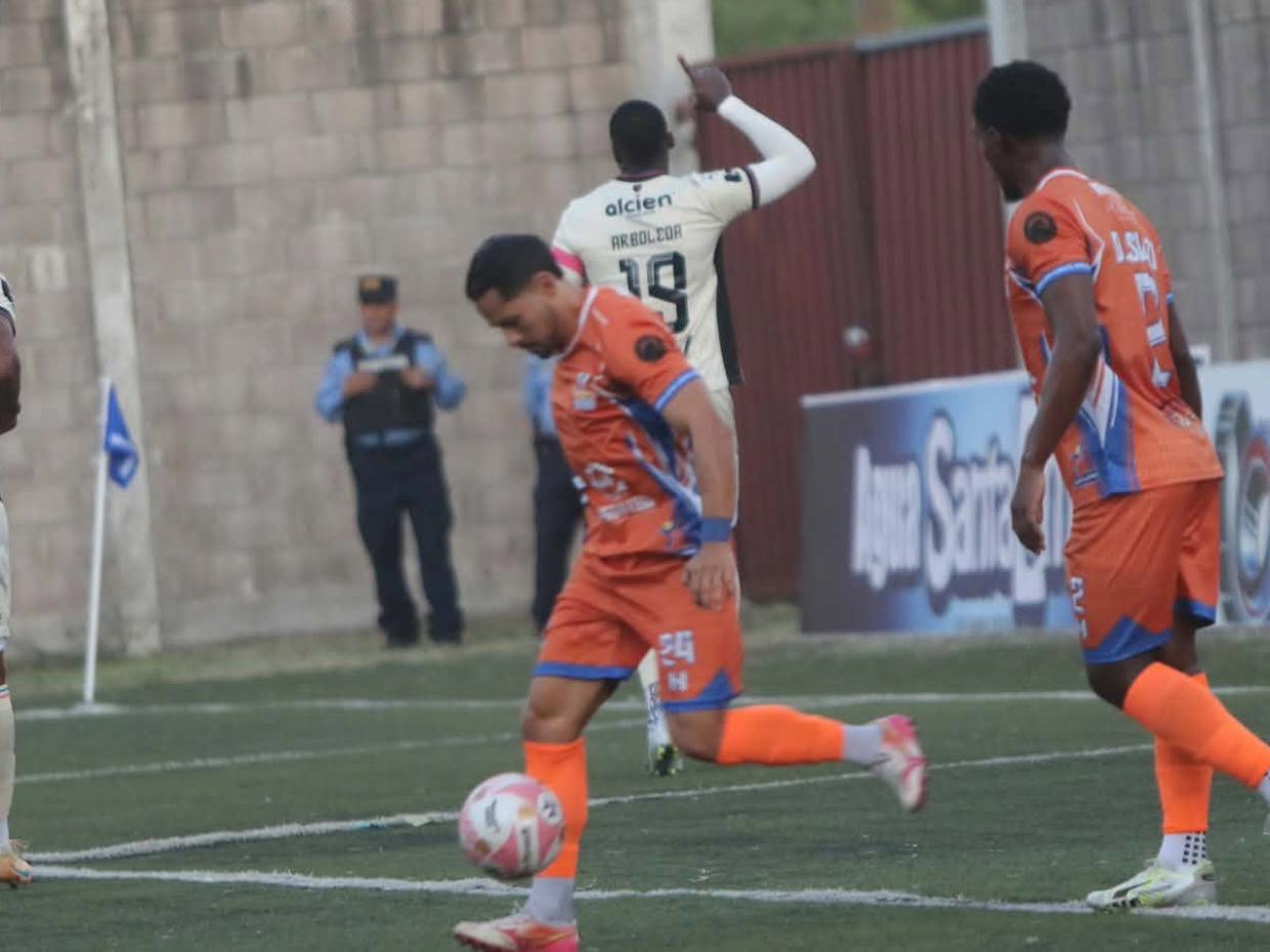 Olimpia con un poco de sufrimiento logró derrotar a UPN en un partido de apagones