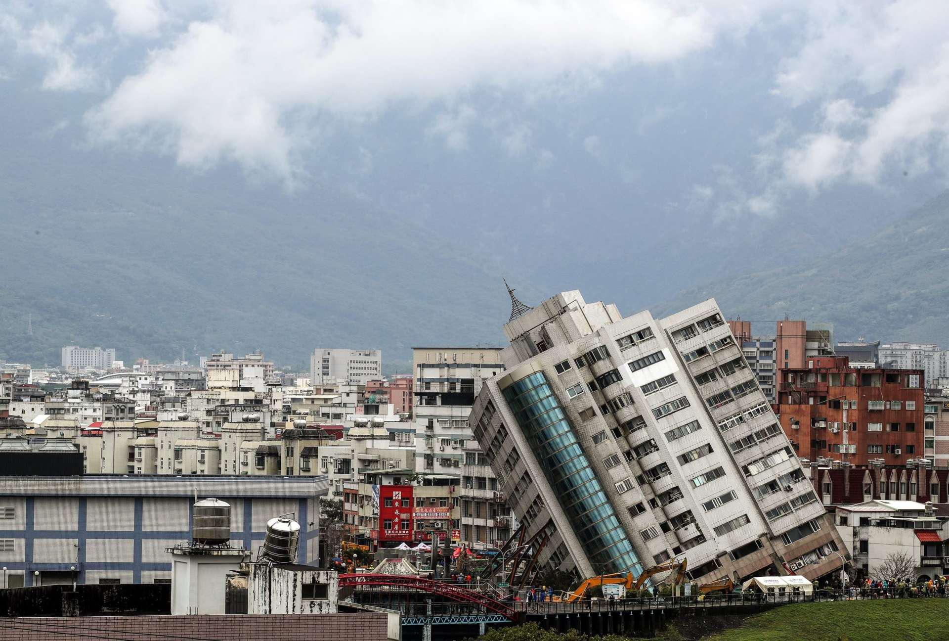 $!Fotografía de un edificio derrumbado tras el terremoto en febrero de 2018, en Taiwan.